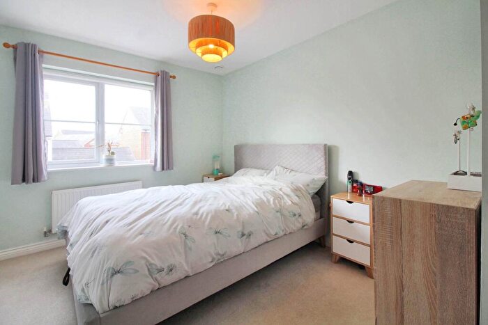 2 Bedroom Coach House For Sale In Ossulbury Lane, Aylesbury, HP19