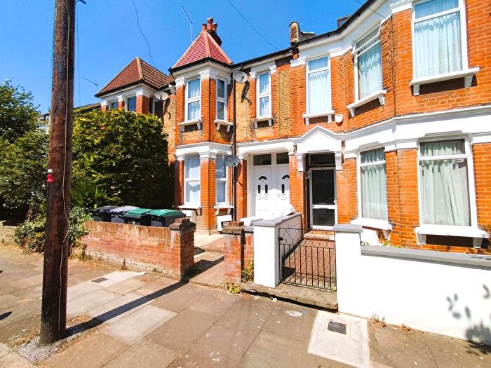 3 Bedroom Flat To Rent In Manor Road, Bowes Park, N22