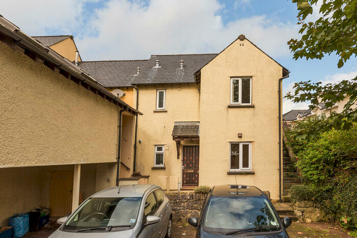2 Bedroom Flat To Rent In Garden Mews, Kendal, LA9