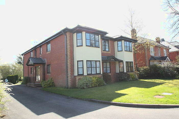 1 Bedroom Flat To Rent In Claremont Avenue, Woking, GU22