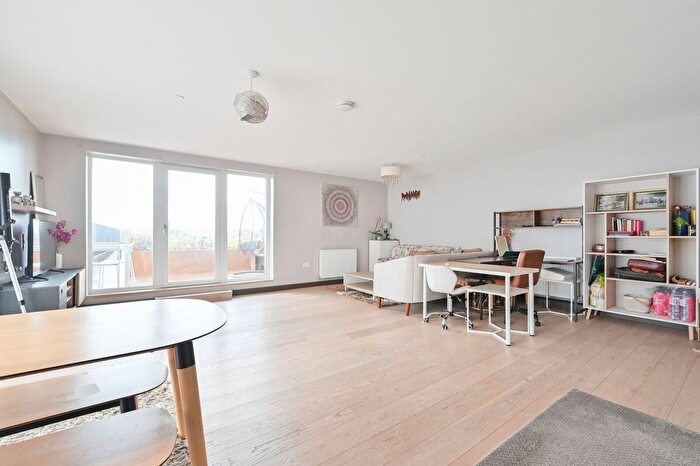 1 Bedroom Flat For Sale In Chiltern Court, Watford, WD24