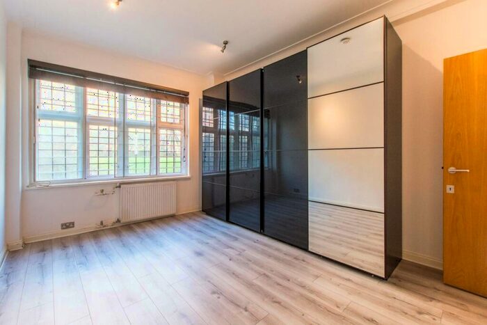 2 Bedroom Flat For Sale In Wellington Road, St John's Wood, London, NW8