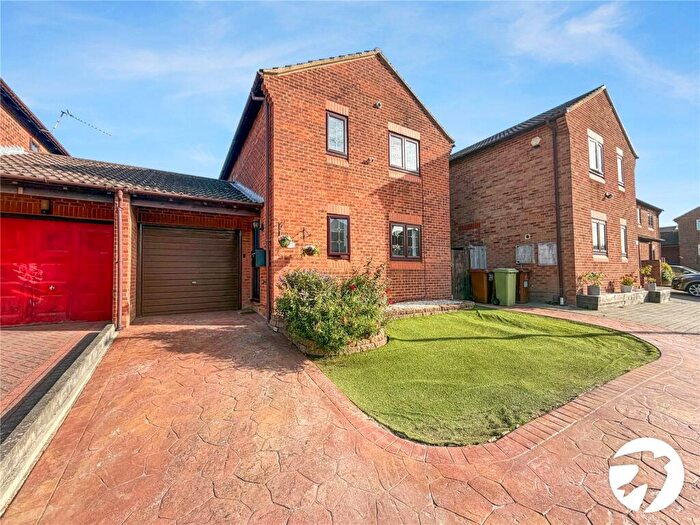 3 Bedroom Link Detached House For Sale In Wiltshire Close, Chatham, Kent, ME5
