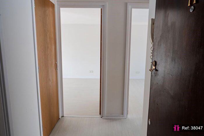 2 Bedroom Flat For Sale In Connaught Road, Ilford, IG1