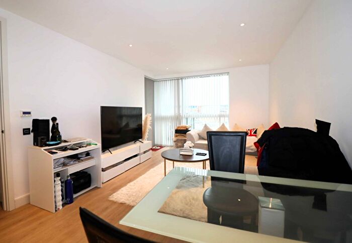 2 Bedroom Flat To Rent In High Street, London, N8