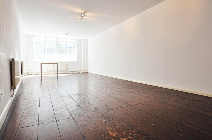 2 Bedroom Apartment To Rent In Flat Regent House, - Britannia Walk, N1