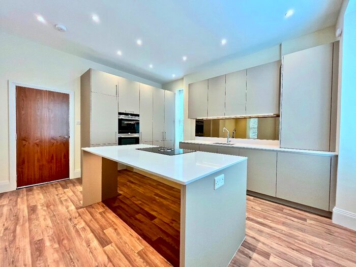 4 Bedroom Semi-Detached House To Rent In Manchester Road, Sheffield, S10