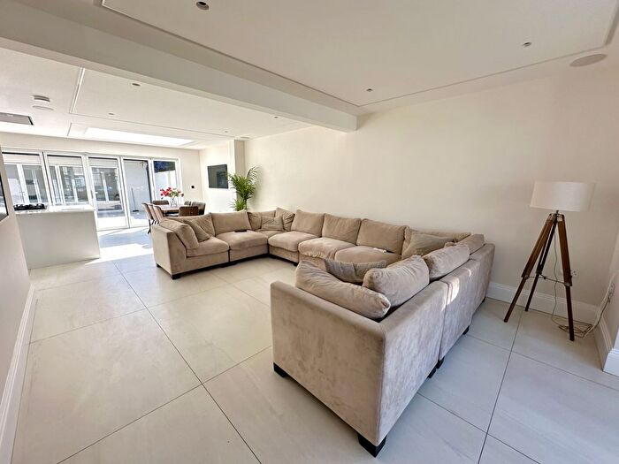 6 Bedroom Semi-Detached House To Rent In Avondale Gardens, Hounslow, TW4