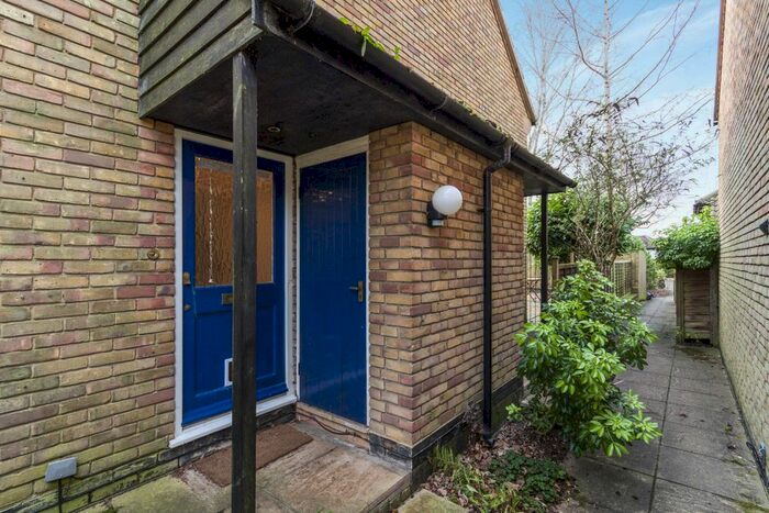 1 Bedroom Property To Rent In Byron Close, Twyford, Reading, RG10