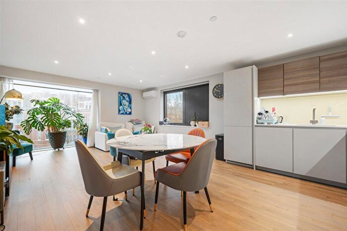 2 Bedroom Flat To Rent In Finchley Road, Hampstead. London, NW3