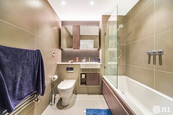 2 Bedroom Apartment For Sale In The Shoreline Building, Newnton Close, N4