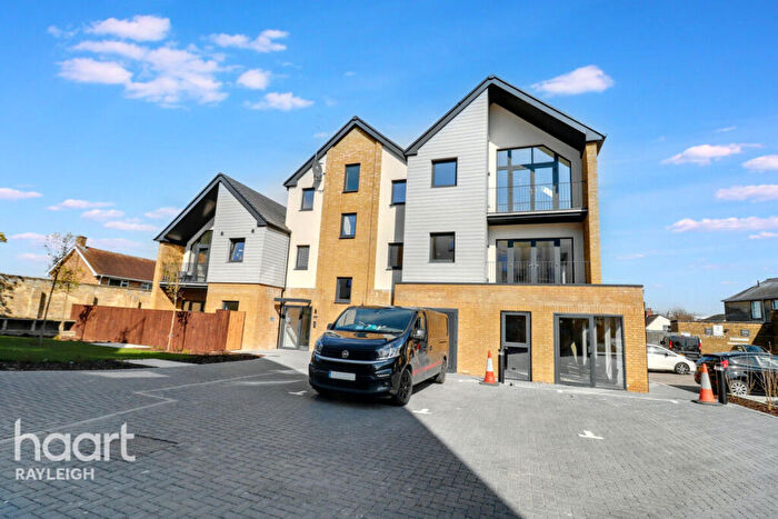 1 Bedroom Flat For Sale In High Road, Rayleigh, SS6
