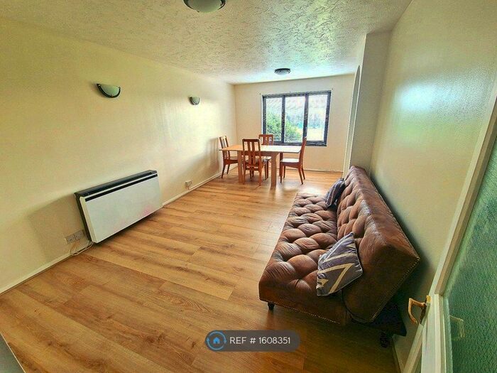 2 Bedroom Flat To Rent In Capstan Close, Romford, RM6