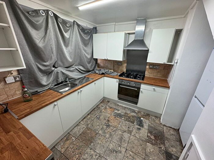 3 Bedroom Maisonette To Rent In Smithy Street, London, E1