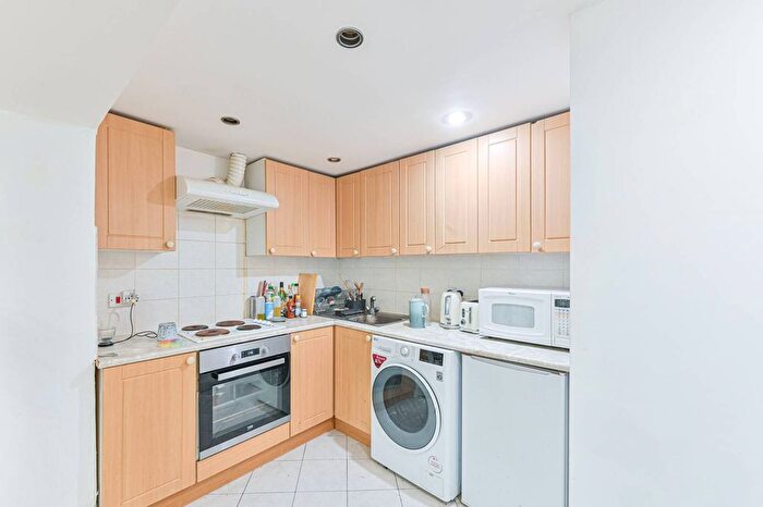 1 Bedroom Flat To Rent In Trinity Gardens, Brixton, London, SW9