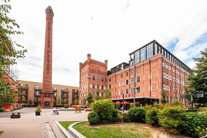 2 Bedroom Flat To Rent In Refinery Square, Slough, London, SL1