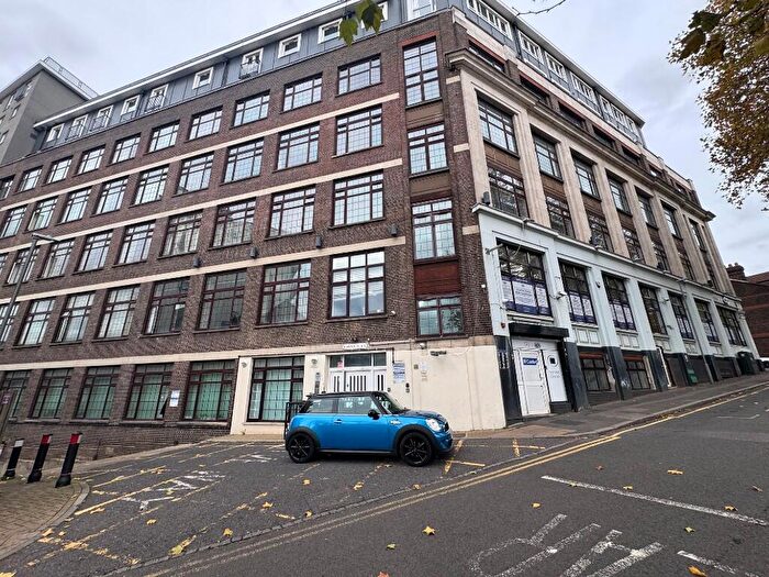 2 Bedroom Flat To Rent In Midland Road, Luton, Bedfordshire, LU2