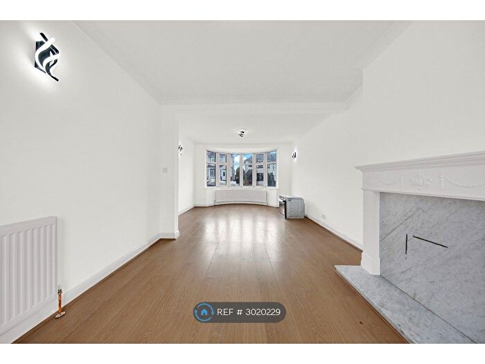 3 Bedroom Semi-Detached House To Rent In Kirkland Avenue, Ilford, IG5