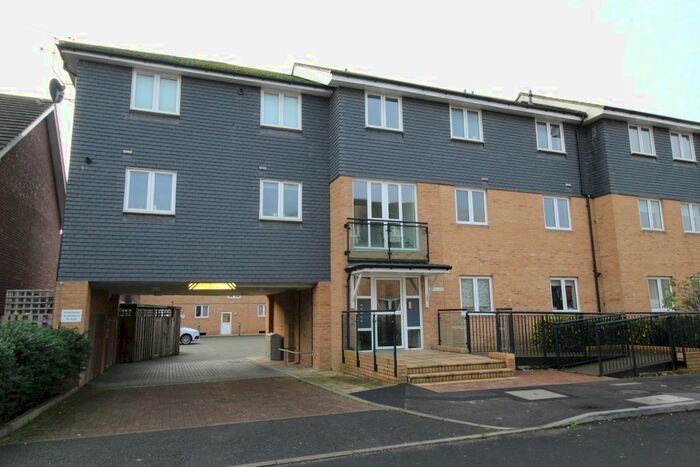 1 Bedroom Flat To Rent In The Shires Bowes Road, Staines-Upon-Thames, Middlesex, TW18