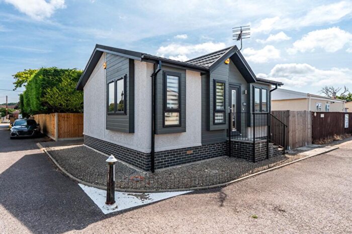 2 Bedroom Park Home For Sale In Lumby Drive Mobile Home Park, Ringwood, Hampshire, BH24