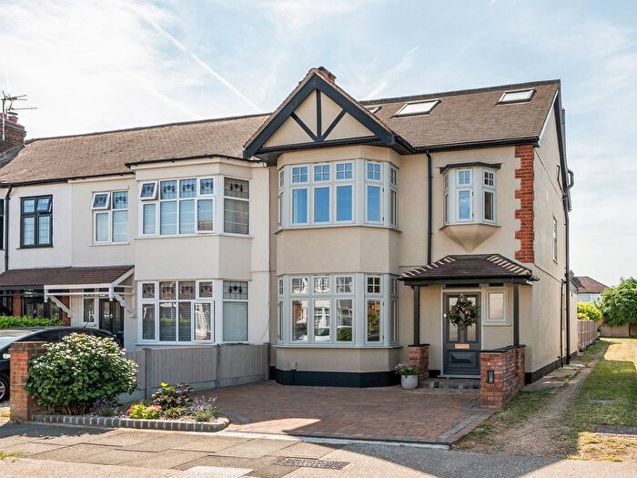 4 Bedroom End Of Terrace House For Sale In Stanley Avenue, Gidea Park, RM2