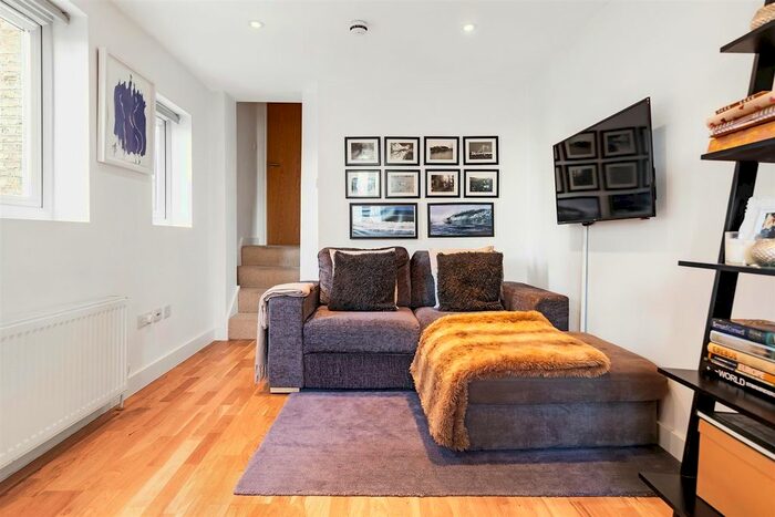 2 Bedroom Flat To Rent In Queenstown Road, London, SW8