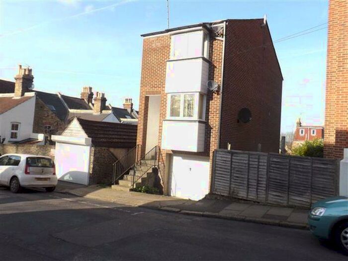 1 Bedroom Flat To Rent In Cecil Road, Rochester, ME1