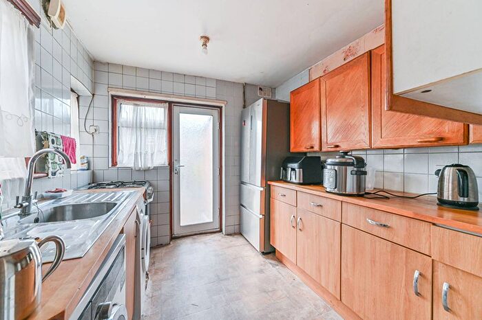 2 Bedroom End Of Terrace House To Rent In Lakehall Road, Thornton Heath, CR7