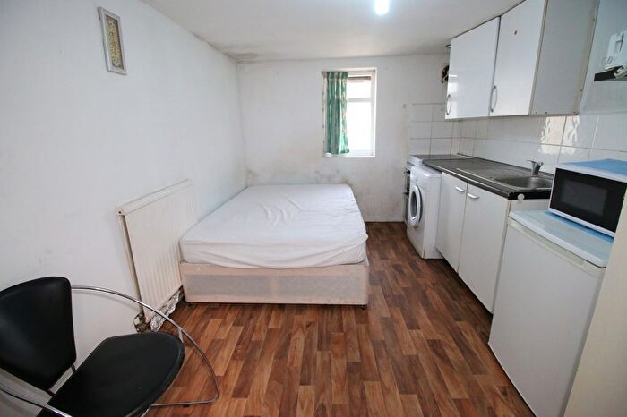 Studio To Rent In Inwood Road, Hounslow, TW3