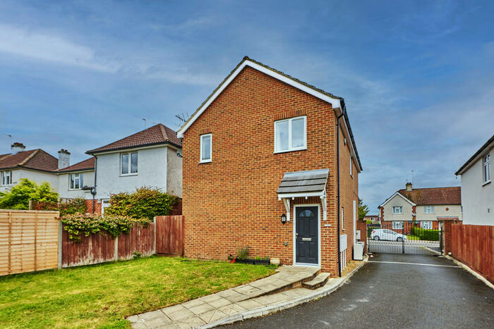 2 Bedroom Maisonette To Rent In Westfield Road, Harpenden, Hertfordshire, AL5