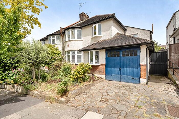 4 Bedroom Semi-Detached House For Sale In Pages Hill, London, N10