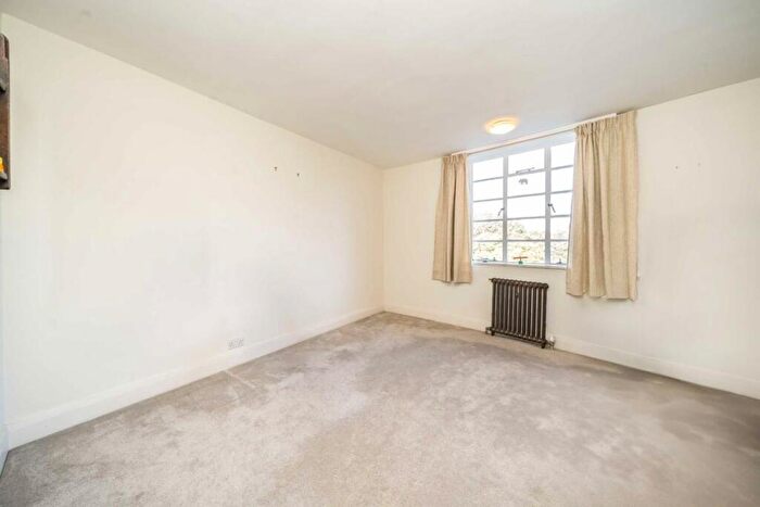 2 Bedroom Flat For Sale In Cholmeley Park, Highgate, N6