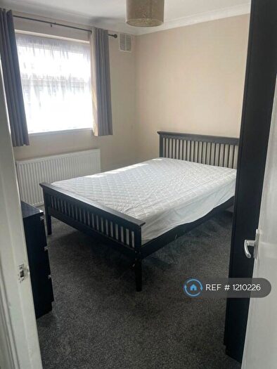 1 Bedroom Flat To Rent In Leader Avenue, London, Manor Park, E12