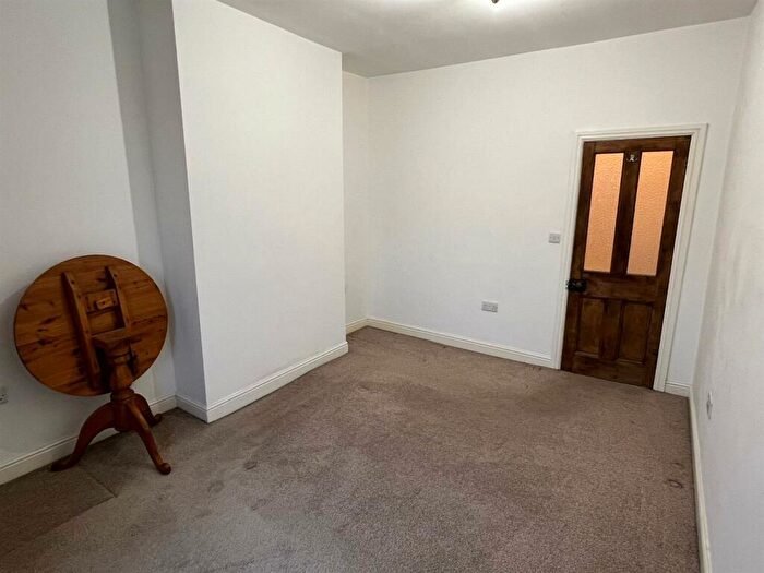 2 Bedroom End Of Terrace House To Rent In Crosland Hill Road, Crosland Moor, Huddersfield, HD4