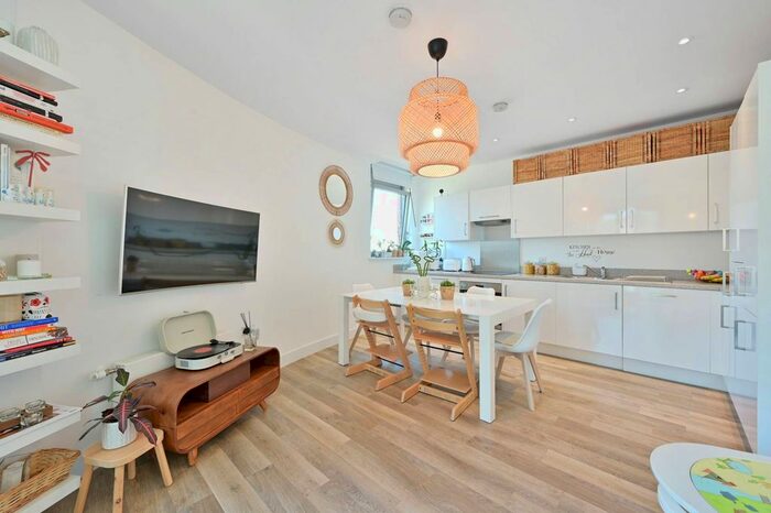 3 Bedroom Flat To Rent In Plaza Gardens, East Putney, London, SW15