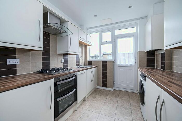 3 Bedroom Flat To Rent In Brownlow Road, Bounds Green, London, N11