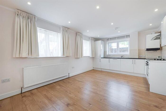 1 Bedroom Flat For Sale In Leeway Close, Hatch End, Pinner, HA5