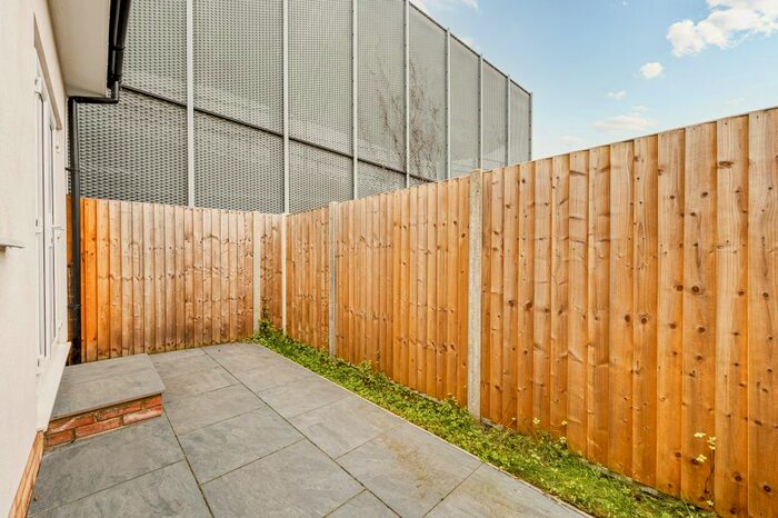 1 Bedroom Barn Conversion To Rent In Perryn Road, London, W3