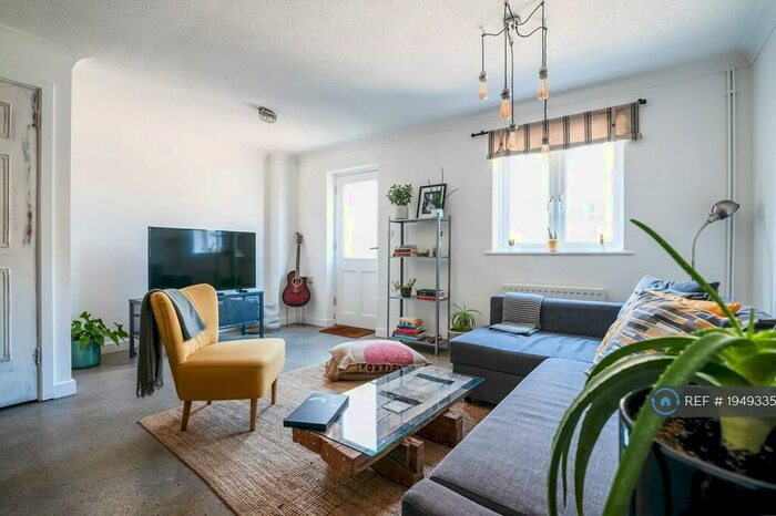 3 Bedroom Semi-Detached House To Rent In Durward Street, London, E1