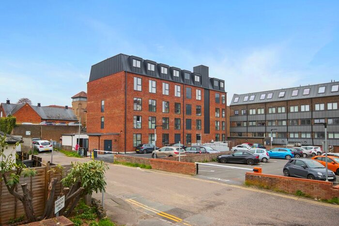 2 Bedroom Flat For Sale In Fairfield Road, Brentwood, CM14
