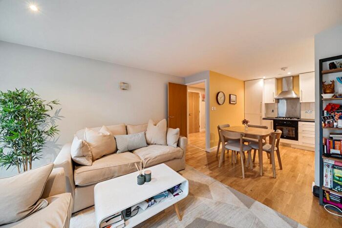2 Bedroom Flat For Sale In Elthorne Road, Kinver House, N19