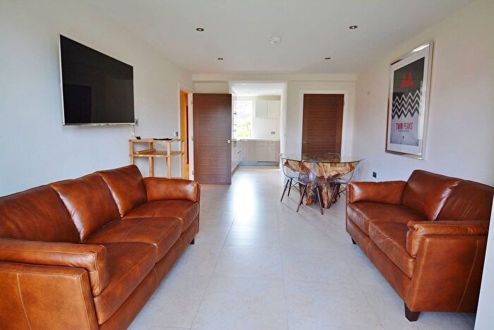 2 Bedroom Flat To Rent In Eton House, Royal Connaught, Bushey, WD23