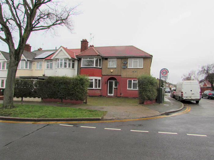 5 Bedroom Semi-Detached House To Rent In Malvern Avenue, Harrow, Middlesex HA2