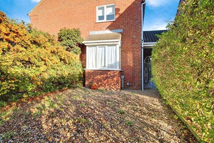 2 Bedroom Cluster House To Rent In William Drive, St. Neots, PE19