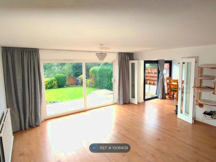 4 Bedroom Semi-Detached House To Rent In Grafton Park Road, Worcester Park, KT4