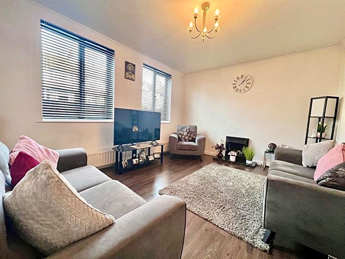 3 Bedroom Maisonette For Sale In Southcroft Road, London, SW16