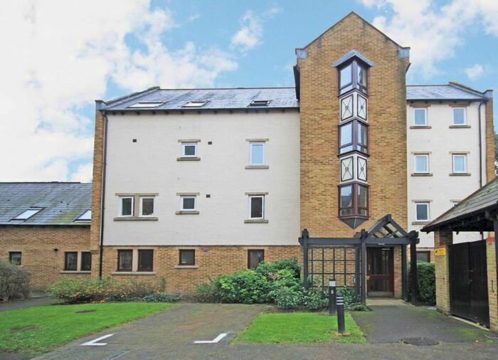 2 Bedroom Flat To Rent In Cloister Close, Teddington, TW11