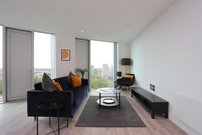 2 Bedroom Apartment To Rent In Thr, New Jackson, EE60