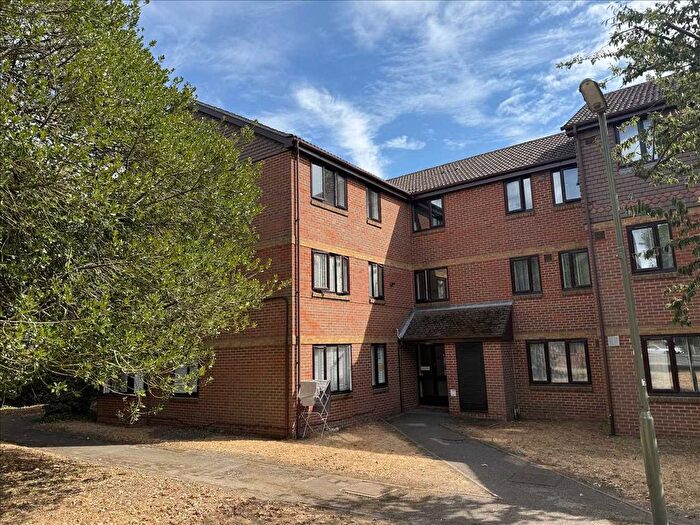 2 Bedroom Flat For Sale In Dutch Barn Close, Stanwell, TW19