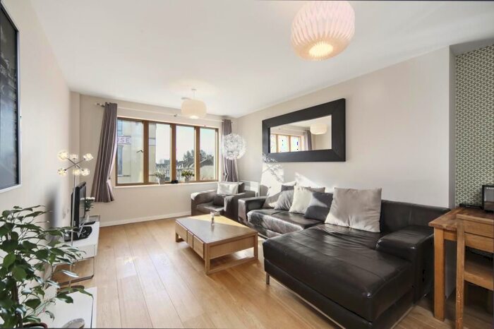 2 Bedroom Flat To Rent In Drayton Green Road, London, Uk, W13
